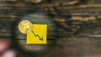 A gold Bitcoin and downward trend arrow symbolizing cryptocurrency market decline.